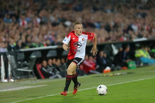 伊朗动荡局势下 伊朗女足比出和平手势